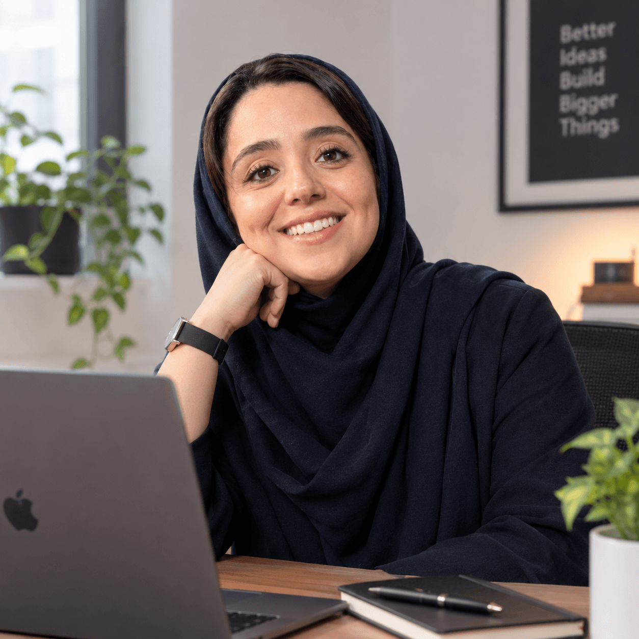 مریم محمدی، روانشناس تربیتی، پشت میز کار